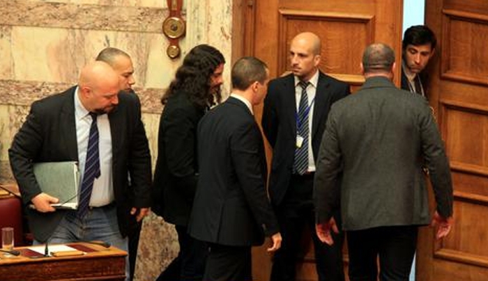 Βουλή: Αποβλήθηκε η Χρυσή Αυγή από τη συζήτηση για τα νέα μέτρα του μνημονίου