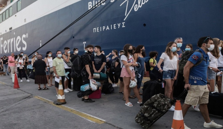 Πλακιωτάκης: Δεν επετράπη η επιβίβαση σε καράβια για 11.000 άτομα – Υποχρεωτικά τα self test στην επιστροφή
