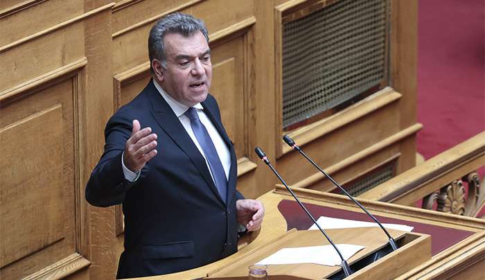 ΜΑΝΟΣ ΚΟΝΣΟΛΑΣ: «Απαράδεκτο αυτό που συμβαίνει στους Αρκιούς. Δεν μπορεί να αμφισβητούνται οι ιδιοκτησίες των κατοίκων του νησιού»