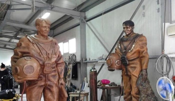Δύο μπρούτζινα αγάλματα του «Καλύμνιου σφουγγαρά» παραγγελία του Γιάννη Χαλίκου έτοιμα να ταξιδέψουν για το Ντάργουιν