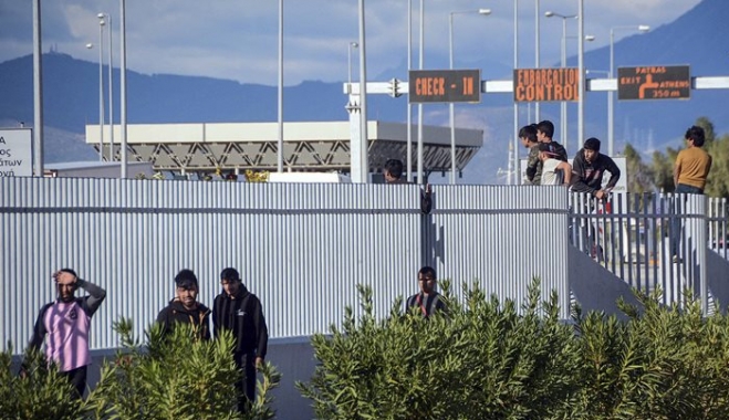 Μετανάστες εισέβαλαν σε πλοίο στην Πάτρα και απείλησαν να κάψουν τον καπετάνιο με φωτοβολίδα!