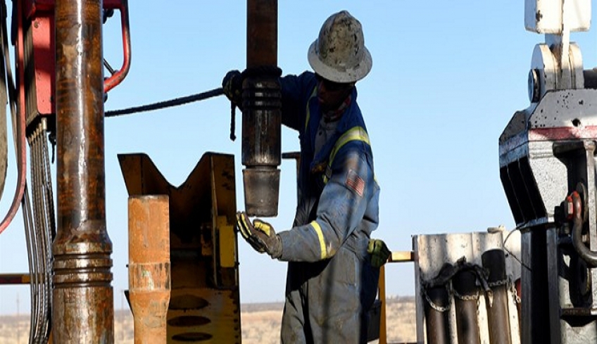 Bουτιά σοκ 30% στις τιμές του πετρελαίου: Η μεγαλύτερη από τον πόλεμο του Περσικού