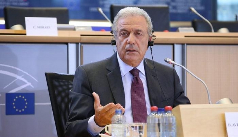 Politico: Αβραμόπουλος, ο Επίτροπος που έβαλε φρένο στον Τουσκ