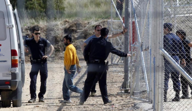 Με κούριερ από Ισπανία χιλιάδες πλαστά έγγραφα για μετανάστες