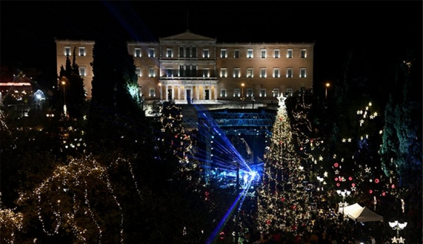Τα Χριστούγεννα ήρθαν στην Αθήνα: «Χαμόγελα» για το δέντρο των 17μ. και την «παράσταση» με τη Βουλή - Δείτε βίντεο