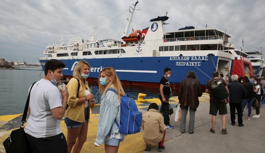 Φεύγουν για τα νησιά - Aυξημένη η κίνηση στα λιμάνια με μέτρα και ελέγχους