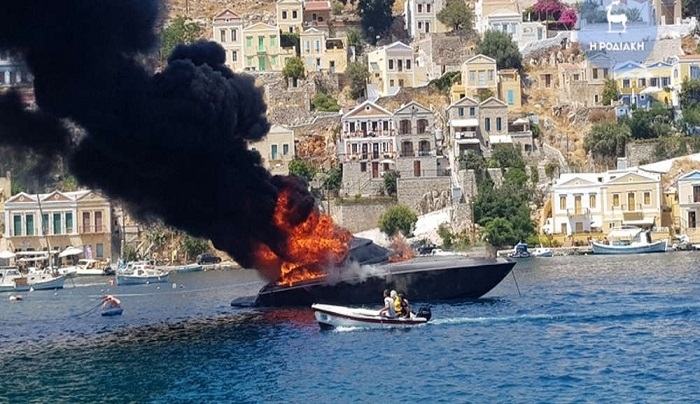 Συναγερμός στο λιμάνι της Σύμης από φωτιά σε θαλαμηγό – Πρόλαβαν να βγουν οι επιβάτες [βίντεο]