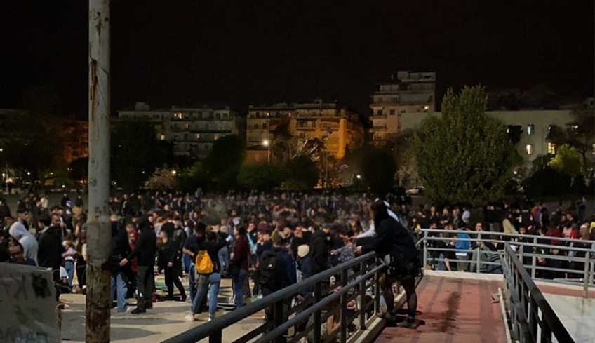 Θεσσαλονίκη: Κορωνοπάρτι με 1.000 άτομα στο ΑΠΘ - Δείτε βίντεο