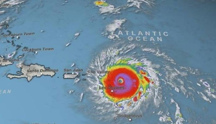 Ο «δυνητικά καταστροφικός» κυκλώνας Ίρμα τρομοκρατεί την Καραϊβική