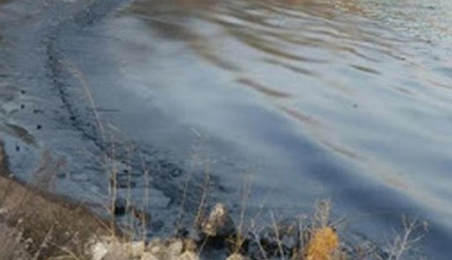 «Μαύρισαν» παραλίες της Σαλαμίνας μετά τη βύθιση του δεξαμενόπλοιου στο Σαρωνικό