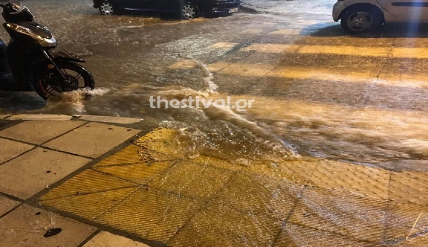 Άνοιξαν οι ουρανοί στη Θεσσαλονίκη: Χαλάζι, πλημμυρισμένοι δρόμοι και πτώσεις δέντρων (vid)