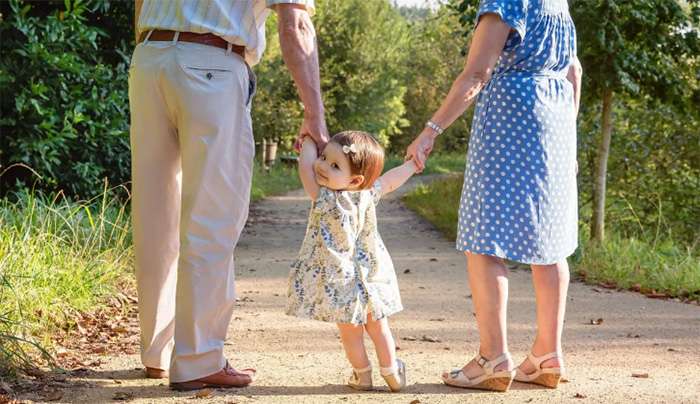 Γιαγιά και παππούς: Η παρουσία τους ωφελεί την ψυχική υγεία των μαμάδων