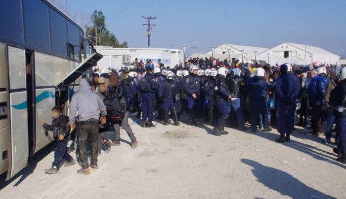 Εγκλωβισμένοι στην Ειδομένη 800 πρόσφυγες