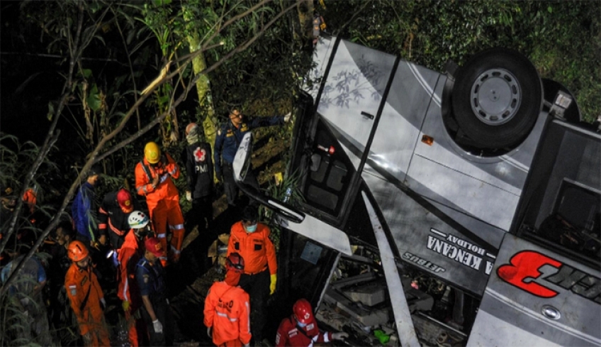 Τραγωδία στην Ινδονησία: Λεωφορείο που μετέφερε μαθητές έπεσε σε χαράδρα – 27 νεκροί