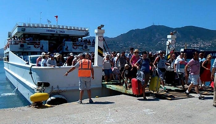 «Απόβαση» χιλιάδων Τούρκων τουριστών στα νησιά του Αιγαίου
