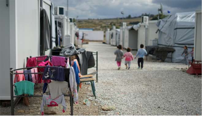 Ξεμπλοκάρουν άμεσα 90.000 εκκρεμείς άδειες διαμονής – Τι προβλέπει το νομοσχέδιο