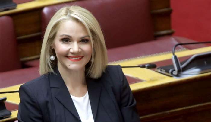 Η αυθημερόν εξυπηρέτηση των επιβατών από Αθήνα με προορισμό την Η.Ν. Κάσο, στη Βουλή και το Υπουργείο Μεταφορών από τη Μίκα Ιατρίδη.