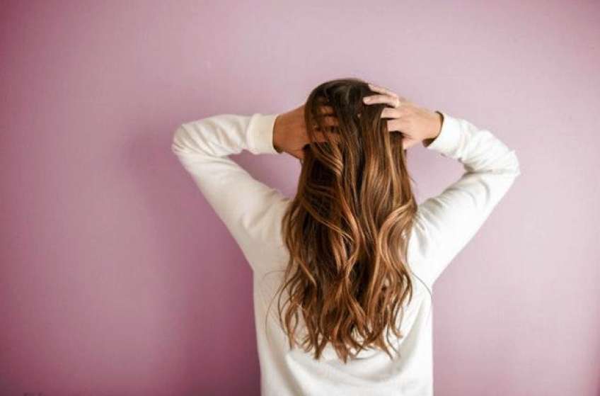 Τα βήματα για υγιή γυναικεία μαλλιά