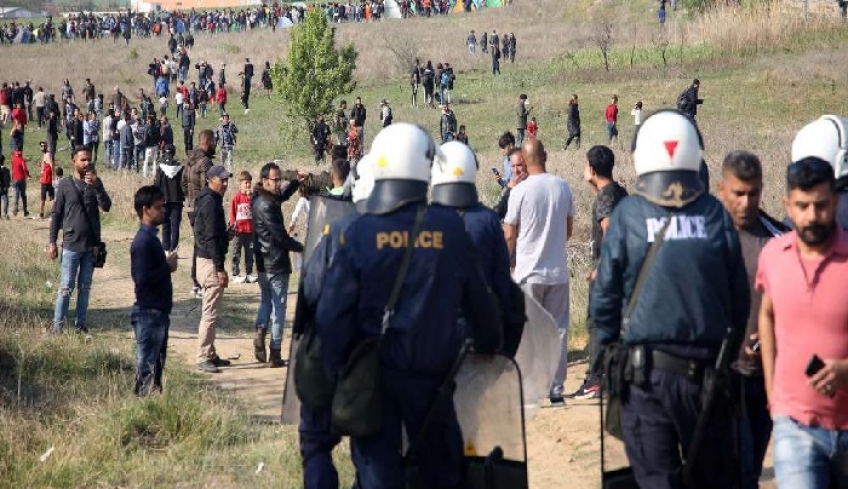 Χάος στα Διαβατά με τραυματισμό αστυνομικού από μετανάστες [βίντεο]