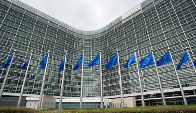 Συμβιβαστική πρόταση από την Κομισιόν ενόψει Eurogroup