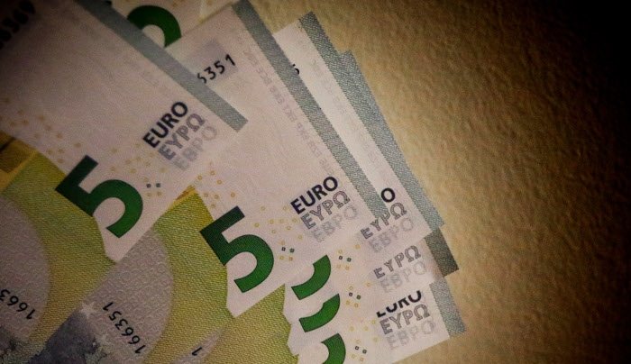 Τα μνημόνια μας στοίχισαν 322 ευρώ τον μήνα