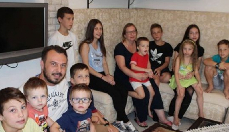 Viral: Ζευγάρι στη Θεσσαλονίκη έχει 11 παιδιά! Πώς είναι η ζωή σε ένα σπίτι με 13 άτομα