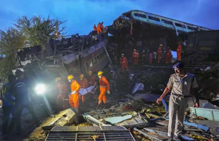 Τουλάχιστον 4 νεκροί και 100 τραυματίες από τον εκτροχιασμό τρένου στην Ινδία