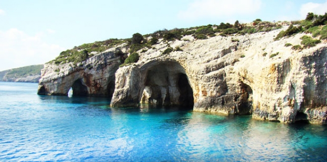 Ποιες είναι οι 5 πιο όμορφες παραλίες - σπηλιές στην Ελλάδα