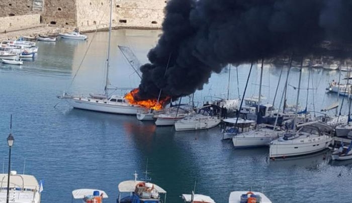 Ηράκλειο: Μεγάλη φωτιά σε ιστιοφόρο - Αποπνικτική η ατμόσφαιρα στο λιμάνι [ΦΩΤΟ]