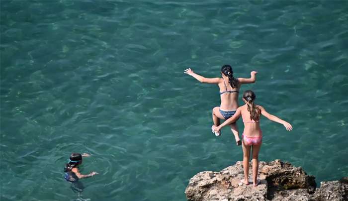 Βουτιές στη θάλασσα / EUROKINISSI / Φωτογραφία (αρχείου) Βασίλης Παπαδόπουλος
