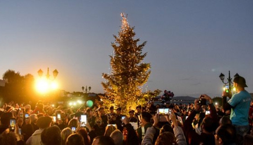 Συγκίνηση: Αναψε το χριστουγεννιάτικο δέντρο στο πυρόπληκτο Μάτι [εικόνες]