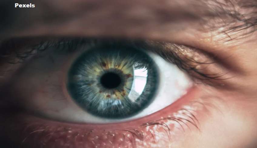 Ροζ μάτια: Το σύμπτωμα του Covid που ανησυχεί τους γονείς