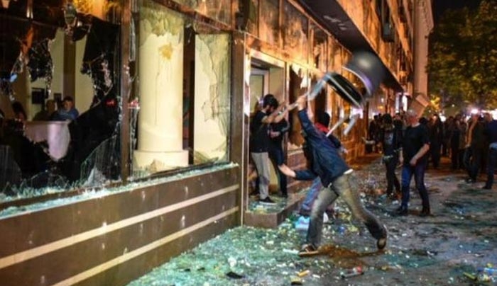 Χάος και επεισόδια στα Σκόπια - Εσπασαν το γραφείο του προέδρου Ιβάνοφ [φωτό-βίντεο]