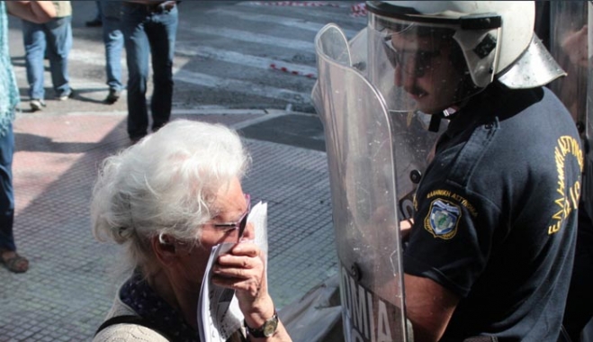 Η ηρωίδα Κατίνα Μανιταρά που στάθηκε μπροστά στα ΜΑΤ και έγινε viral [εικόνα &amp; βίντεο]