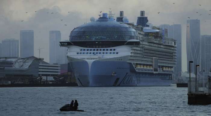 «Παρθενικό» ταξίδι για το μεγαλύτερο κρουαζιερόπλοιο του κόσμου - Ανησυχία για το καύσιμο κίνησης