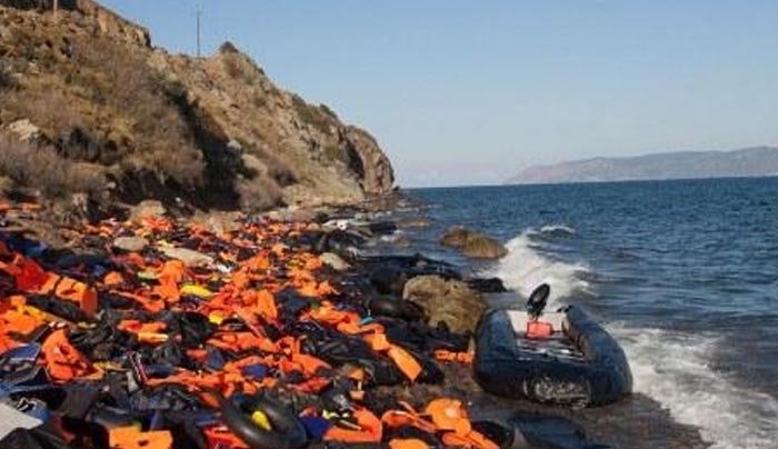 Buzzfeed: Τα... σωσίβια στη Λέσβο δείχνουν το πλήθος των προσφύγων (ΦΩΤΟ)