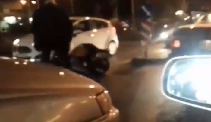 Απίστευτο ξύλο μεταξύ οδηγών πάνω στο δρόμο στην Πάτρα [βίντεο]