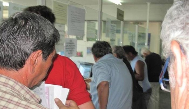 Η φωτογραφία που σπάει ταμία: Κοιμήθηκε πάνω σε γραφείο της εφορίας στην Καλαμαριά