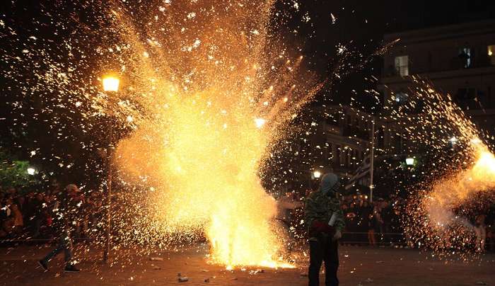 Σύμη: «Του πέταξαν κροτίδα κι έβαλε τα χέρια για να μην σκάσει στο πρόσωπό του» λέει ο θείος του 13χρονου