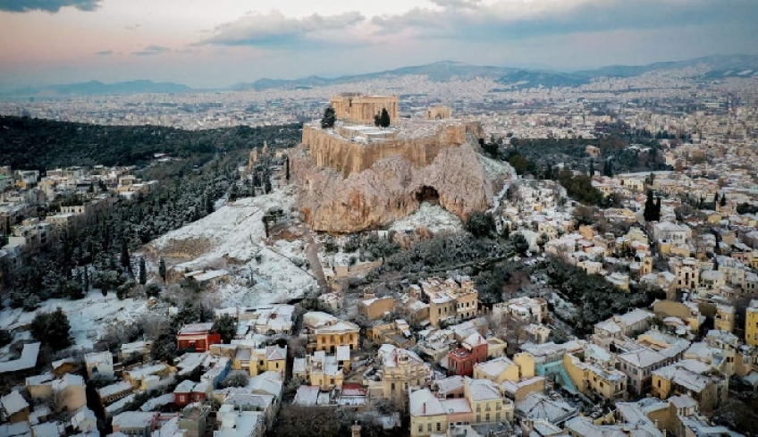 Στα λευκά «έντυσε» την Ακρόπολη ο «Τηλέμαχος» (βίντεο)