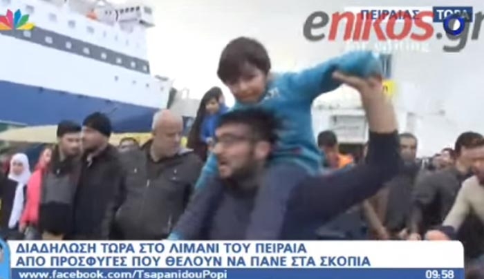 Διαδήλωση διαμαρτυρίας από πρόσφυγες στο λιμάνι του Πειραιά - ΒΙΝΤΕΟ