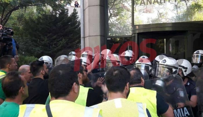 Ρίψη χημικών κατά μεταλλωρύχων στο υπουργείο Ανάπτυξης - ΒΙΝΤΕΟ