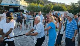 Ζωντάνεψε η παράδοση με το τράβηγμα της τράτας στη «Γιορτή Ψαριού» στο λιμάνι της Κεφάλου